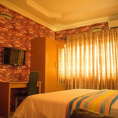 Crestview Hotel & Suites Lagos Buitenkant foto