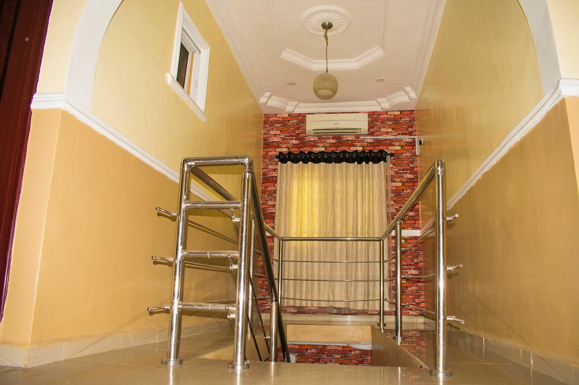 Crestview Hotel & Suites Lagos Buitenkant foto